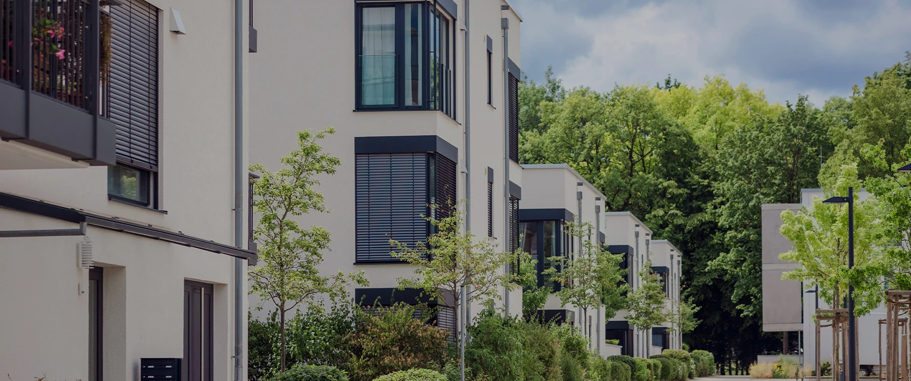 Energetische Modernisierung einer Gebäudefassade mit neuer Dämmung