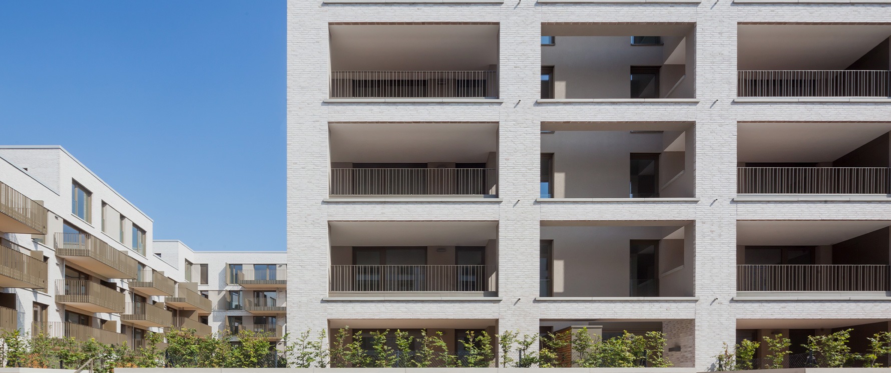 Moderne Wohnanlage mit Klinkerfassade und Balkonen – Bestandsimmobilien, wie sie BC IMMOWERT bewertet und begleitet